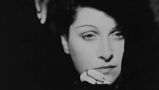 Man Ray, Portrait de Dora Maar aux petites mains, 1936, Vintage, gelatina al bromuro d'argento, cm 19,7x27,3, New York, Collezione Debra e Jean Bensadoun, Photo credit: Alister Alexander /Camerarts