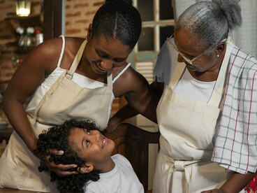 Sou filha de uma mulher de 63 anos: mulher preta, pobre e professora. Uma mulher que enfrenta diversos problemas de saúde e que sempre foi extremamente dedicada à maternidade. Criou quatro filhos, hoje somos três, porque meu irmão faleceu vítima da covid-19,  e agora ela  também cuida dos netos



