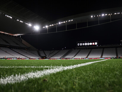 A pressão política interna também contribui para a desarticulação das direções dos dois clubes, gerando atritos e decisões incoerentes. A Neo Química Arena está situada em Itaquera, zona leste de São Paulo