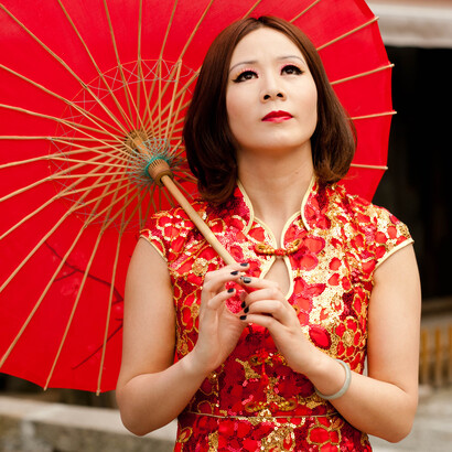 Mulhera chinesa com o típico pára-sol