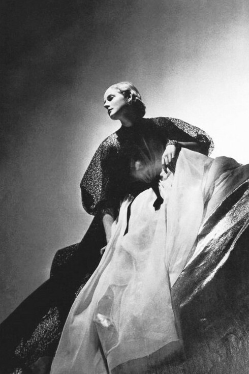 Un modello di Madeleine Vionnet, foto Horst P. Horst