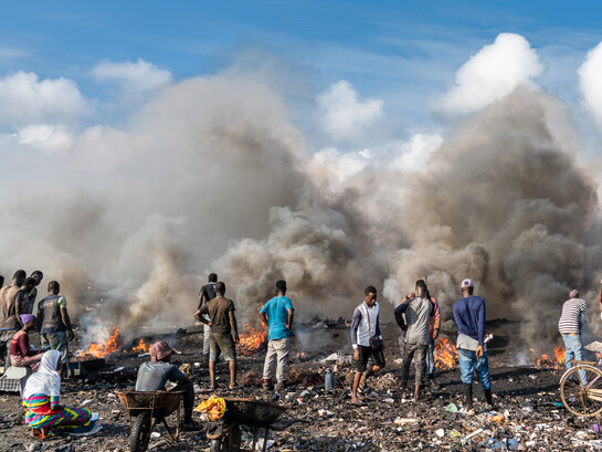 Young men burning electrical wires to recover copper at Agbogbloshie, Accra, Ghana by Muntaka Chasant, CC BY-SA 4.0