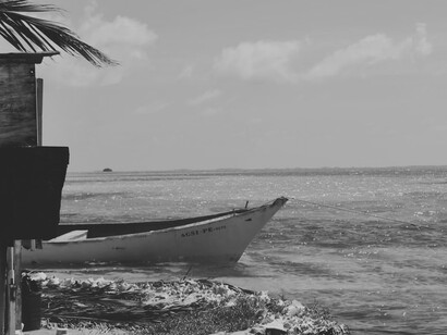 Bote arraigado en la costa venezolana