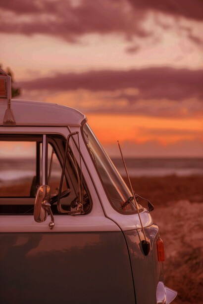 Van in spiaggia con le luci del tramonto