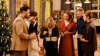 Pessoas trocam presentes em comemoração natalina. São tempos de re-encontro com amigos e família, que o quotidiano e as azáfamas profissionais, familiares ou pessoais teimam em separar