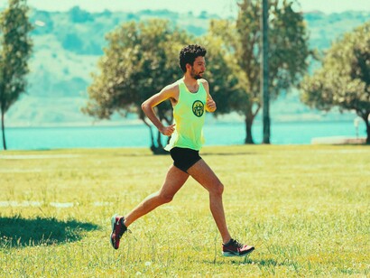 Jovem corre perto do lago