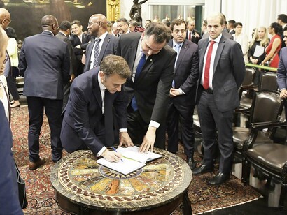 Emmanuel Macron em visita ao Senado Federal brasileiro em 2024. Bayrou foi, inquestionavelmente, um dos responsáveis pela chegada do jovem Emmanuel Macron a presidência em 2017 e por sua confirmação na reeleição de 2022