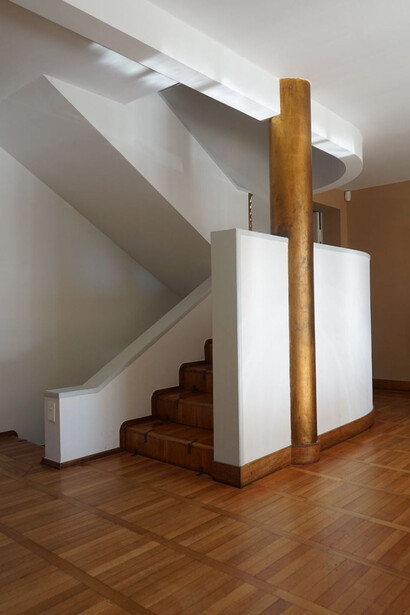 Natural light floods the living room, highlighting the intricate ceramic details and the fluid layout that defines Vilamajó’s approach to creating an interconnected and inviting home environment