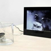 Pluie, 2010, Ecran vidéo, verre, pierre, haut-parleur, câble, audio, lecteur MP3 Installation environ 33 cm, Pièce unique Courtesy galerie cortex athletico