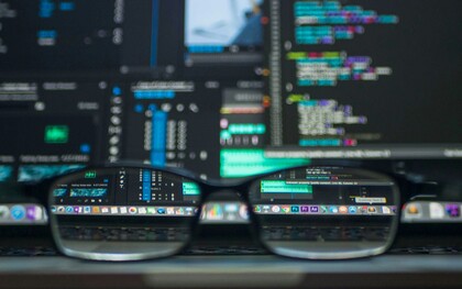 Le interruzioni che hanno colpito ChatGPT e Claude il 2 giugno 2026 hanno mostrato una realtà spesso trascurata: l'intelligenza artificiale non vive nel cloud astratto delle nostre immaginazioni, ma dipende da infrastrutture materiali estremamente fragili e costose