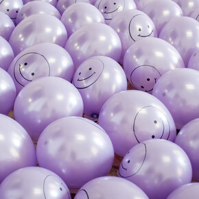 Simone Monsi, You Look Like this Guy I Know [det.], palloncini personalizzati, installazione ambientale, 2017, photo credit Marco Fava, courtesy UNA e l'artista