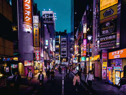 Ambiente di Tokyo, Giappone: L'ambientazione urbana di Tokyo durante la pioggia e la cena ai noodles contribuiscono a creare un'atmosfera unica e coinvolgente, con una combinazione di calma e frenesia che riflette lo stato d'animo del protagonista
