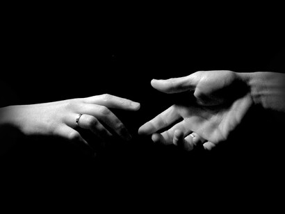 Algunos estudios han venido a demostrar que tenemos la capacidad para emitir y recibir señales emocionales mediante acciones relacionadas con el tacto