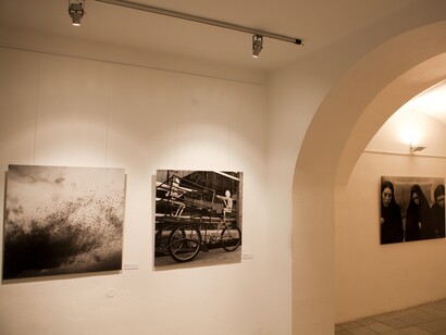 Graciela Iturbide è una delle più importanti fotografe messicane, nota per i suoi intensi ritratti in bianco e nero che esplorano l’identità culturale, le tradizioni e i rituali del Messico. Foto da una sua esposizione a Bratislava. Ph Vit Svajcr
