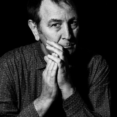 Tich ha collaborato con diversi artisti della scena alternativa italiana, portando avanti un percorso musicale anticonformista