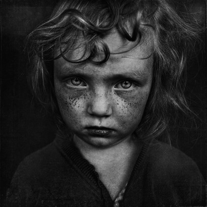 Nadie debería dar la espalda a personas, mucho menos a niños, que viven en extrema necesidad o en riesgo de caer en ella. Foto de Lee Jeffries