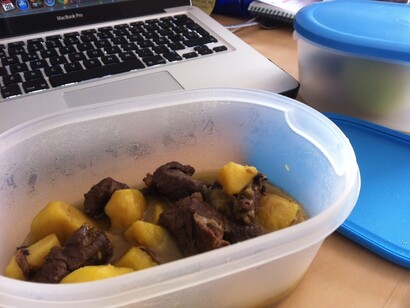 Fiambrera con el almuerzo para comer en la oficina