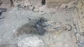 Il ritrovamento di un cosiddetto “custode della chiave”, uno scheletro maschile con una borsa e una chiave in mano, suggerisce che alcuni cercassero di salvare oggetti preziosi fino all’ultimo momento. Nella foto i resti dello scheletro del "guardiano" nel suo letto di legno, ph P.P. Petrone