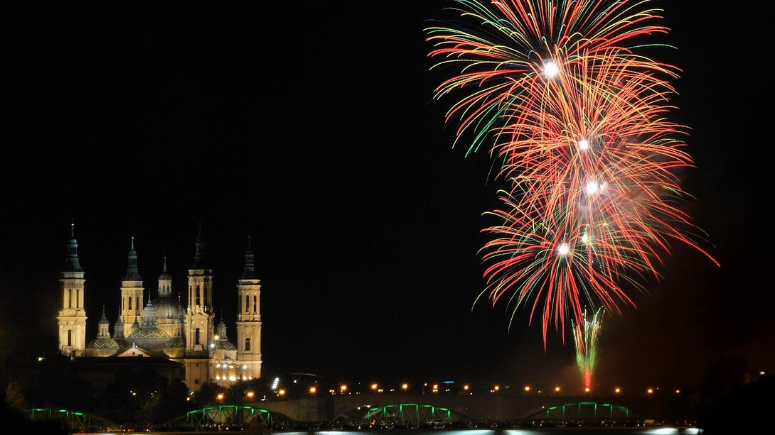 Fuegos artificiales en el cielo de Zaragoza por la festividad del Pilar