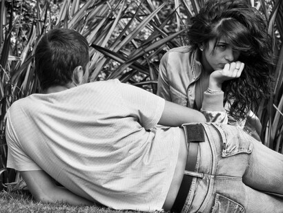 Pareja dialogando en el parque