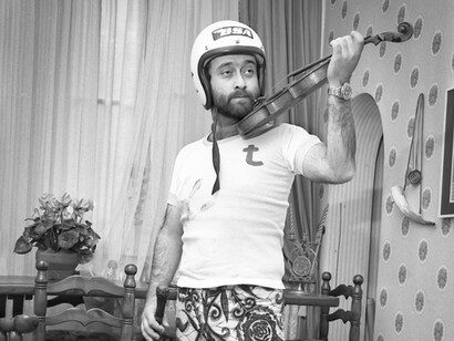 La prima grande retrospettiva dedicata a Lucio Dalla è ora in corso presso il Museo Civico Archeologico di Bologna