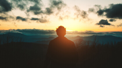 Hombre mirando una puesta de sol en Tennessee, Estados Unidos