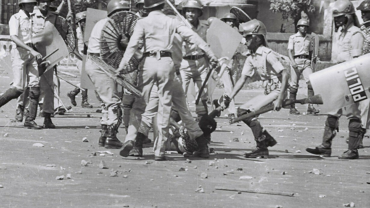 Represión contra una protesta a favor de la democracia en Daca, Bangladesh, 10 de noviembre de 1987