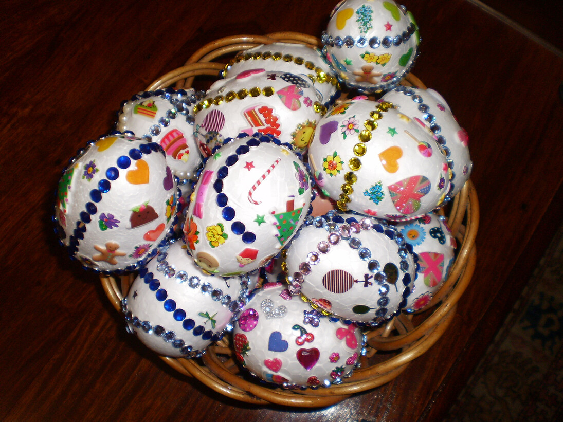 Ovos decorados com motivos natalinos
