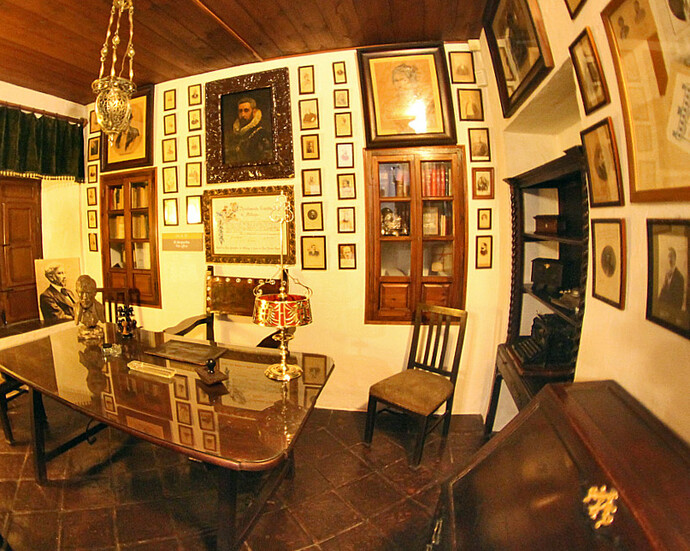 Despacho de Arturo Reyes, Exhibition view. Courtesy of Museo Unicaja de Artes y Costumbres Populares