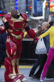 Kimmy Schmidt (Ellie Kemper) con su compañero de piso Titus Andromedon (Tituss Burgess)