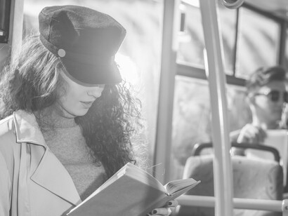 Joven leyendo en el autobús