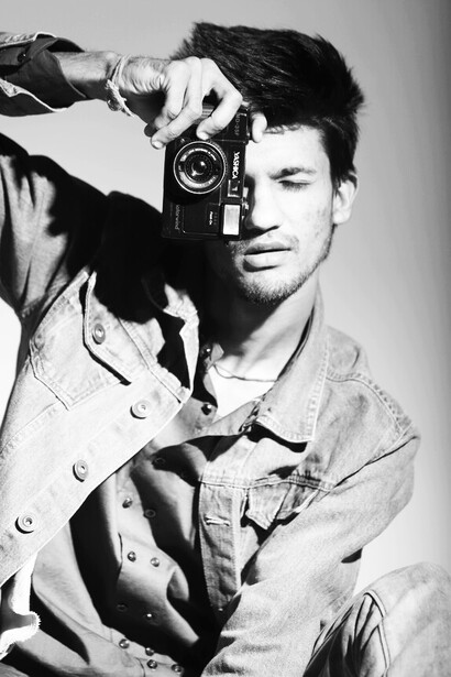 Fotógrafo ante alguien posando