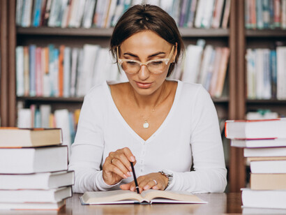 Las guías de redacción académica subrayan que la estructura interna —introducción, desarrollo y enlace— es esencial para lograr textos ordenados y coherentes