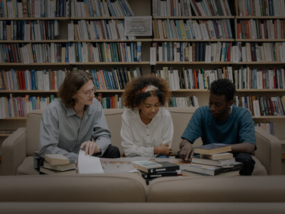 Giovani e lettura. La vera novità però che sta rivoluzionando il mondo dell’editoria sono i booktoker. Si tratta di giovani, che attraverso TikTok leggono libri, creando momenti di condivisione