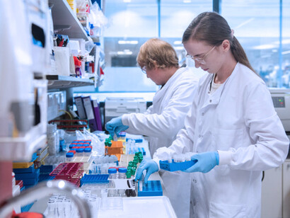 Las grandes industrias farmacéuticas operan en condiciones monopólicas y tienen como objetivo el incremento y la maximización de sus ganancias