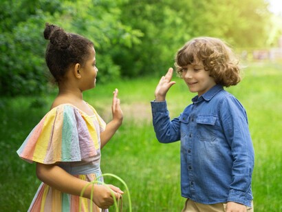 Bambini che si danno il cinque: "Si tocca il fondo, insomma, per poi assistere ad una rinascita di valori che oggi sembrano scomparsi, totalmente assenti o ignorati"