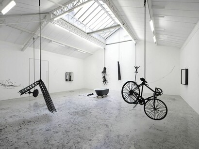 Vue après la performance de l’exposition / View post-performance of the exhibition«Force of Circumstance», kamel mennour, (6 rue du Pont de Lodi), Paris, 2017©Robin Rhode Photo. JulieJoubert & archives kamel mennour. Courtesy the artist and kamelmennour, Paris/London