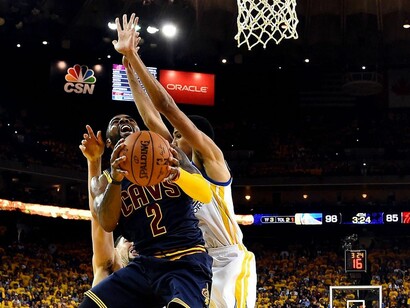 Kyrie Irving (Cleveland Cavaliers) bajo el aro