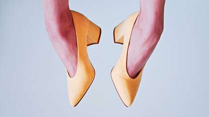 Quem nunca ouviu uma amiga – ou amiga de uma amiga – confessar, entre risos cúmplices e talvez um leve toque de culpa, que já perdeu as contas de quantos pares guarda no armário? E é quase inevitável: sempre tem alguém pronto para perguntar, meio em tom de piada, “mas para que tantos sapatos, se você só tem dois pés?”. O que pouca gente percebe é que, para entender essa relação entre mulheres e sapatos, é preciso caminhar muito além do óbvio. É preciso, talvez, voltar no tempo