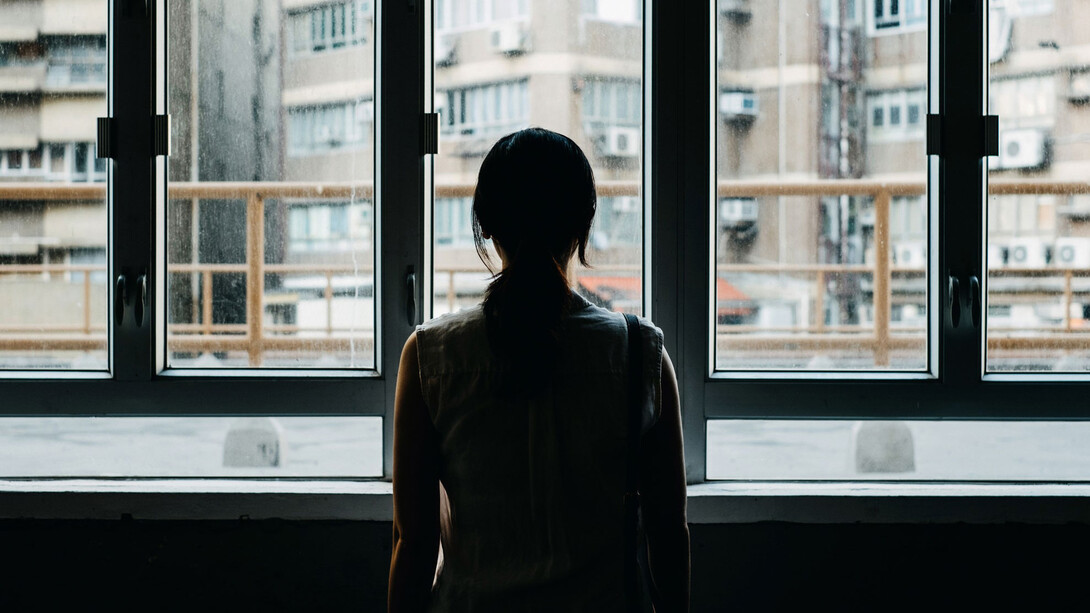 El aislamiento impide a la persona obtener los muchos beneficios que las relaciones sociales ofrecen