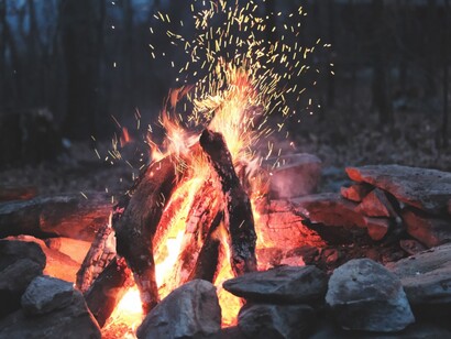 Falò. La scoperta del fuoco ha rappresentato un evento fondamentale per l'unità