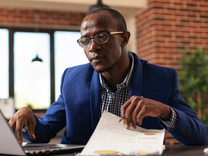 A finales de año tendremos la COP30 de la UNFCCC y, en lo que se refiere a los temas climáticos, quedará muy bien añadir a la reivindicación de la justicia climática el tema de las reparaciones de de las realidades ya dañadas. Hombre trabajando para la reunión de Sevilla, España