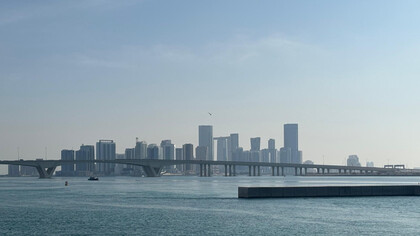 La ville d'Abu Dhabi vue depuis le Louvre, à l’extrémité de l’île de Saadiyat