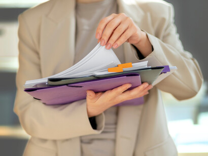 El Secretario General es el principal funcionario administrativo de la ONU y actúa únicamente en beneficio de la Organización, sin recibir instrucciones de gobiernos externos