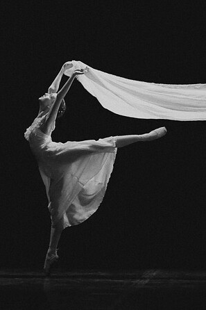 Donna che danza con velo. L'archetipo della 'straniera': alla ricerca della propria autenticità