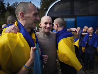 Aunque la economía ocupa un lugar crucial en el viaje, la razón política de la visita es la guerra en Ucrania.  Exchange of prisoners event with people welcoming them home in Ukraine on 23 May 2025