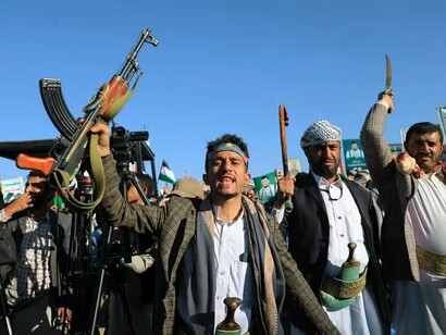 Homens armados participam de uma manifestação em solidariedade aos palestinos em Sanaã, no Iêmen, em novembro de 2023. A mobilização revela a dimensão política e militar do movimento Houthi, que passou a projetar sua atuação para além do território iemenita em meio à guerra em Gaza