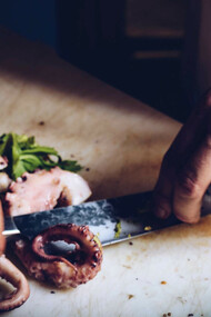 Mani intente a tagliare in cucina