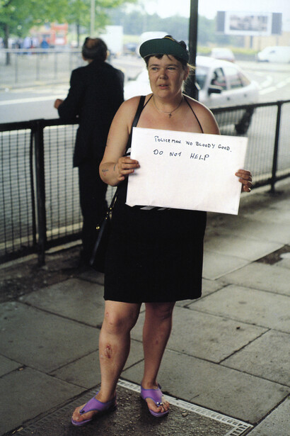Gillian Wearing, Signs that say what you want them to say and not Signs that say what someone else wants you to say Policeman No Bloody Good. Do Not Help
1992-3
c-type print on aluminium
44.5 x 29.7 cm
© Gillian Wearing, courtesy Maureen Paley, London, Regen Projects, Los Angeles and Tanya Bonakdar Gallery, New York / Los Angeles