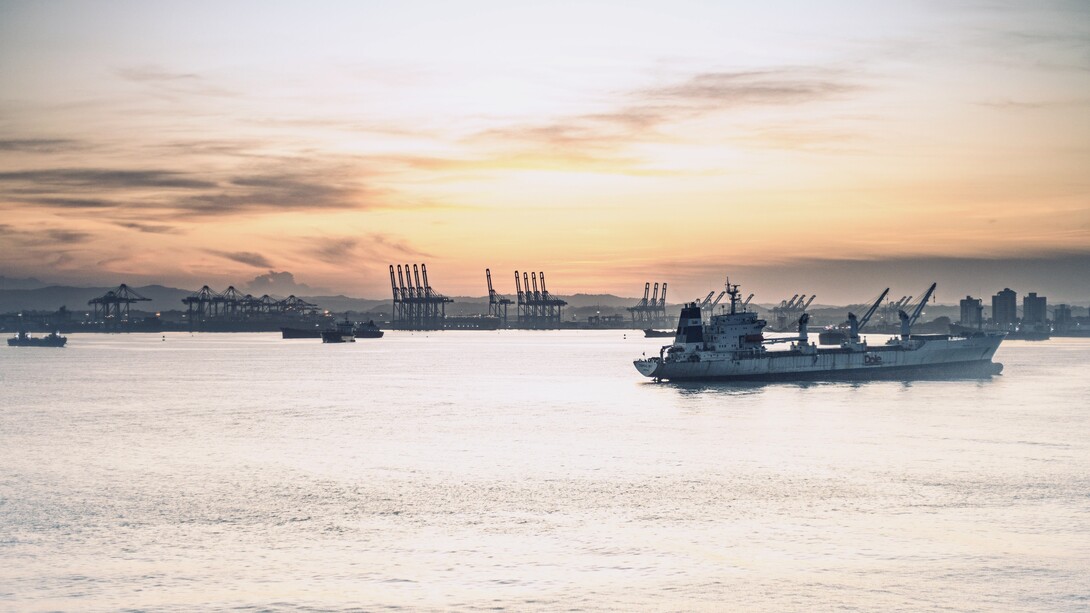 Les imposantes écluses et les eaux sereines du canal de Panama s'étendent à perte de vue. Cette merveille d'ingénierie qui relie l'océan Atlantique à l'océan Pacifique est un maillon essentiel du commerce maritime mondial